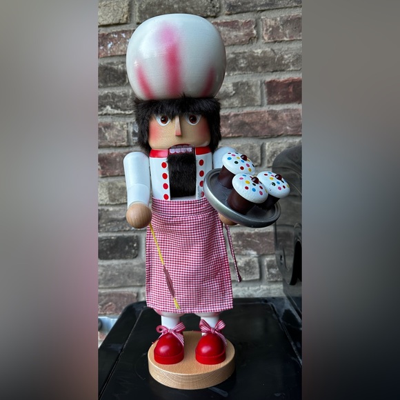 Vintage Steinbach Nutcracker Cupcake Maker 18” tall. Haunted? You decide. - Picture 7 of 15